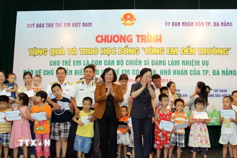 Trao 140 suất học bổng “Em không phải bỏ học” cho trẻ Đà Nẵng