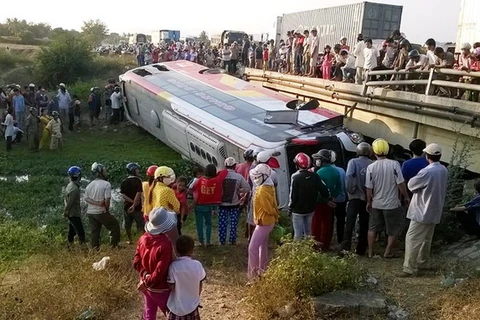 Ôtô khách lật nhào, 35 hành khách may mắn thoát nạn