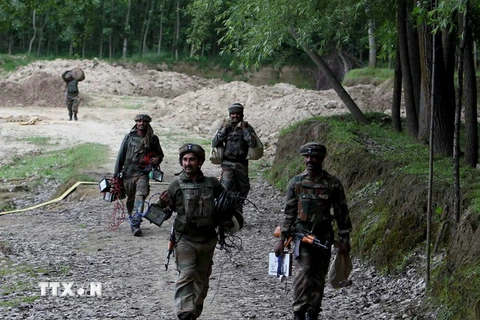 Binh sỹ Ấn Độ, Pakistan đấu pháo hạng nặng tại biên giới Kashmir