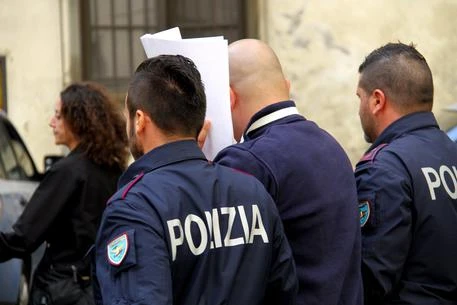 Cảnh sát Italy tịch thu 120.000 món hàng hiệu "nhái" tại Napoli