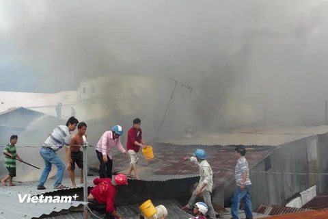 Cháy lớn, thiêu rụi 11 căn nhà ở thành phố Long Xuyên