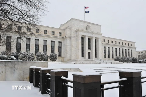 Fed giữ nguyên lãi suất cơ bản, tiếp tục cắt giảm gói cứu trợ