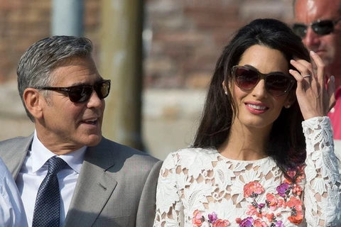 Ông bà Clooney lần đầu xuất hiện sau đám cưới ở Venice