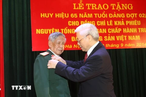 Trao Huy hiệu 65 năm tuổi Đảng cho nguyên Tổng Bí thư Lê Khả Phiêu
