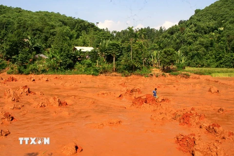 Tập trung khắc phục sự cố vỡ đập chứa chất thải bùn đỏ tại Yên Bái