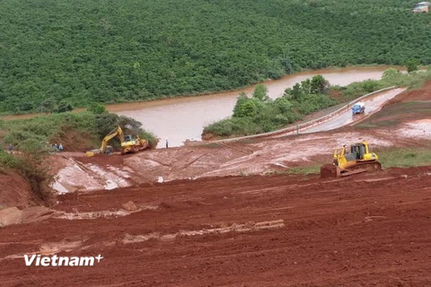 Kịp thời khắc phục sự cố vỡ đê hồ thải quặng của Bauxite Tân Rai
