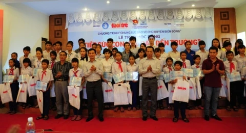 Trao học bổng "Tiếp sức con ngư dân đến trường" tại 5 tỉnh