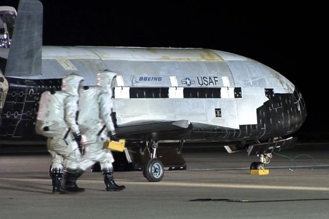 Tàu vũ trụ bí mật X-37B của Không quân Mỹ trở về Trái Đất