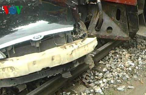 Lào Cai: Ôtô khách bị tàu hỏa đâm và kéo rê trên đường ray