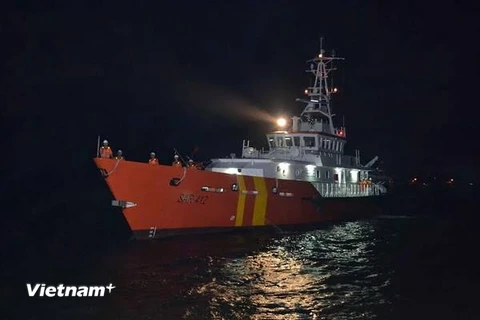 Tàu cá Quảng Ngãi bị nạn cùng 8 thuyền viên cập bờ biển Quy Nhơn