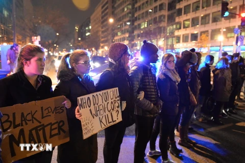 Mỹ: Biểu tình phản đối các vụ giết hại người da màu biến thành bạo lực