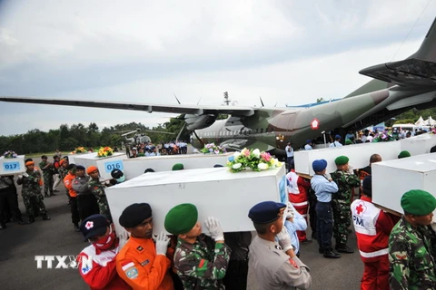 Tìm thấy “hai mảnh lớn” của máy bay QZ8501 bị rơi xuống biển