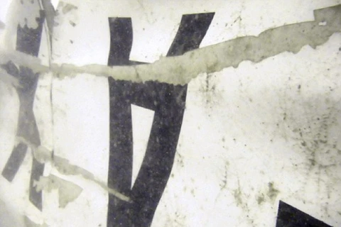 Hình ảnh đầu tiên về các mảnh vỡ dưới biển của máy bay AirAsia