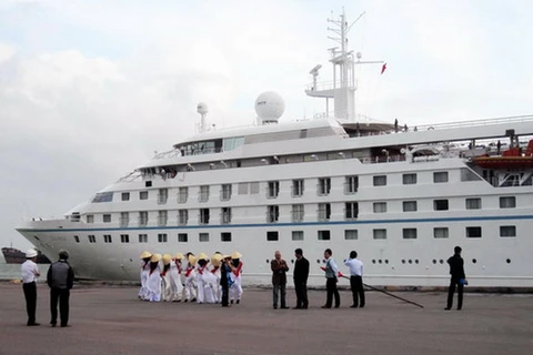 Tàu Star Pride lần thứ 3 đưa du khách cập bến Bình Định