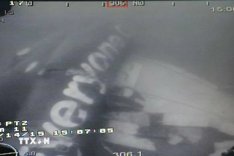 Đội cứu hộ chưa nâng được thân máy bay QZ8501 lên mặt biển