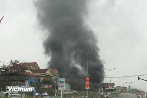 Cháy lớn tại một cửa hàng cạnh QL1A gây ách tắc giao thông kéo dài