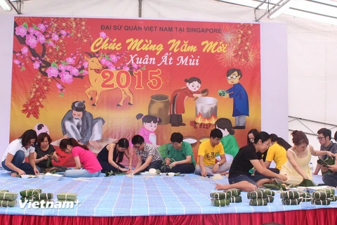 Cộng đồng người Việt tại Singapore tổ chức thi gói bánh chưng 