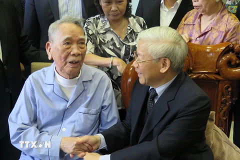 Tổng Bí thư Nguyễn Phú Trọng thăm, tặng quà cán bộ lão thành cách mạng