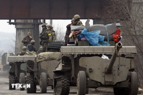 OSCE: Ukraine rút hàng đoàn xe chở vũ khí hạng nặng khỏi miền Đông