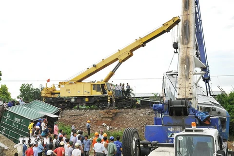 Bắc Giang: Tàu hỏa va chạm với xe tải chở đá, 5 toa bị lật