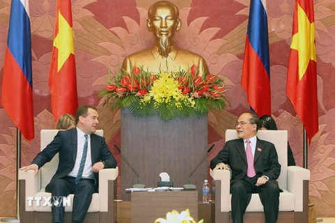Chủ tịch Quốc hội Nguyễn Sinh Hùng tiếp Thủ tướng Nga Medvedev