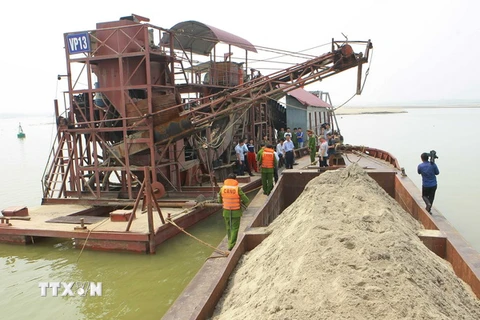 Nạn khai thác cát trái phép vẫn diễn ra tại Hà Nội và Lào Cai