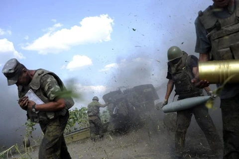 Lực lượng ly khai Donetsk tố cáo quân đội nã đạn cháy vào nhà dân
