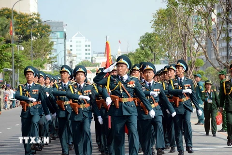 Khối lực lượng vũ trang diễu binh qua phố đi bộ trên đường Nguyễn Huệ (quận 1, TP. Hồ Chí Minh). Ảnh: TTXVN)