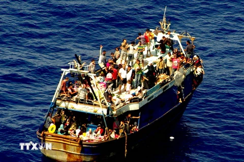 LHQ cân nhắc giải pháp phá hủy tàu thuyền dùng chở người nhập cư