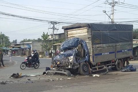 Tây Ninh: Hai xe tải đâm nhau giữa giao lộ, một người tử vong