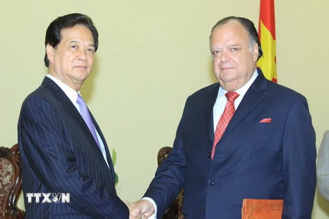 Thủ tướng Nguyễn Tấn Dũng tiếp Đại sứ Peru Carlos Berninzon 