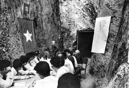 ATK Kim Quan in đậm bóng hình của Chủ tịch Hồ Chí Minh