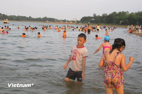 Vĩnh Phúc: Nắng nóng, du khách nhiều nơi đổ xô về hồ Đại Lải