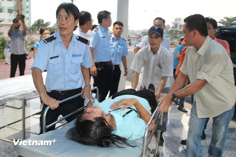 Công nhân nghi bị ngộ độc khí đang được cấp cứu tại Bệnh viện đa khoa Đồng Nai. (Ảnh: Sỹ Tuyên/Vietnam+)