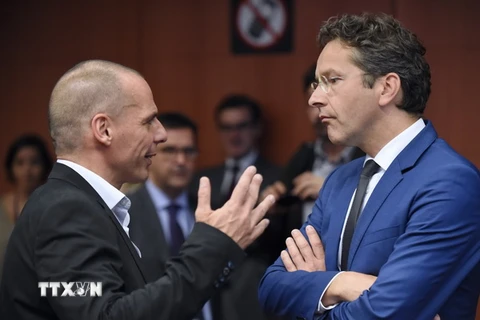 Bộ trưởng Tài chính Hy Lạp Yanis Varoufakis (trái) và Chủ tịch Eurogroup Jeroen Dijsselbloem trước cuộc họp ngày 11/5. (Nguồn: AFP/TTXVN)
