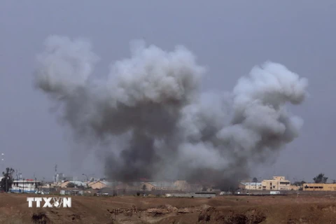 Khói bốc lên trong một cuộc giao tranh ở ngoại ô phía nam Tikrit của Iraq ngày 30/3. (Nguồn: AFP/TTXVN)