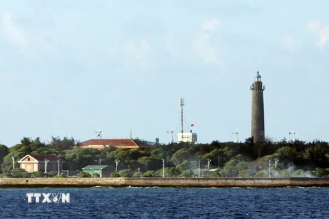Ngọn hải đăng trên đảo Song Tử Tây nhìn từ biển vào. (Ảnh: Trọng Đức/TTXVN)