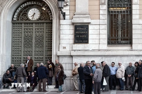 Người dân Hy Lạp chờ lĩnh lương tại Ngân hàng Trung ương ở thủ đô Athens ngày 29/4. (Nguồn: AFP/TTXVN)