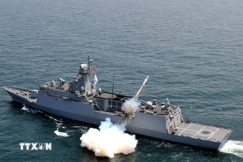 Hải quân Hàn Quốc bắn tên lửa chống hạm trong cuộc tập trận. (Nguồn: AFP/TTXVN)