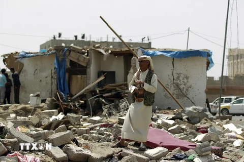 Những căn nhà bị phá hủy trong các cuộc không kích của liên quân xuống một khu vực dân cư ở thủ đô Sanaa. (Nguồn: AFP/TTXVN)