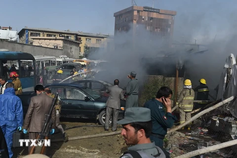Lực lượng chức năng Afghanistan làm nhiệm vụ tại hiện trường một vụ đánh bom ở Kabul. (Nguồn: AFP/TTXVN)