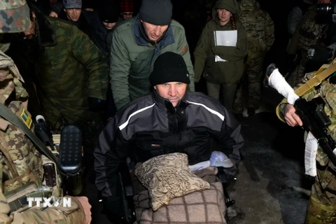 Các tù binh thuộc lực lượng ly khai tại cuộc trao đổi tù binh ở thành phố Frunze, gần Lugansk, Ukraine ngày 21/2. (Nguồn: AFP/TTXVN)