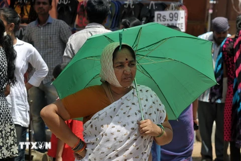Thời tiết nắng nóng tại Hyderabad ngày 26/5. (Nguồn: AFP/TTXVN)