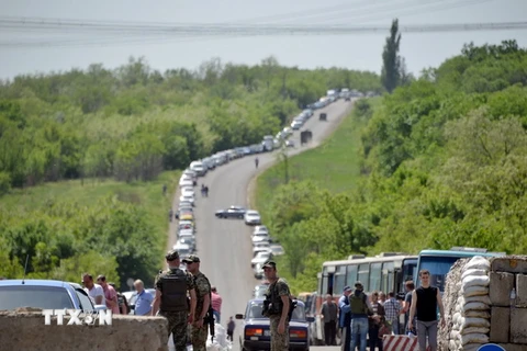 Một trạm kiểm soát an ninh được thiết lập gần Artemivsk (vùng Donetsk), khu vực do chính quyền Kiev kiểm soát ngày 26/5. (Nguồn: AFP/TTXVN)