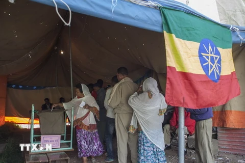 Cử tri Ethiopia bỏ phiếu tại một địa điểm bầu cử ở Addis Ababa. (Nguồn: AFP/TTXVN)