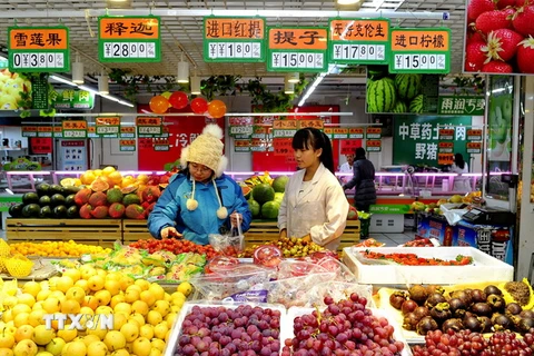 Người dân mua sắm tại siêu thị ở thành phố Thương Châu, thủ phủ tỉnh Hà Bắc ngày 9/12. (Nguồn: THX/TTXVN)