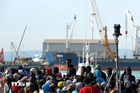 Những người di cư sau khi được hải quân Italy cứu và đưa về cảng Sicili. (Nguồn: AFP/TTXVN)