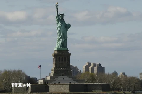 Tượng nữ thần Tự Do tại New York đóng cửa do bị đe dọa đánh bom ngày 24/4. (Nguồn: AFP/TTXVN)