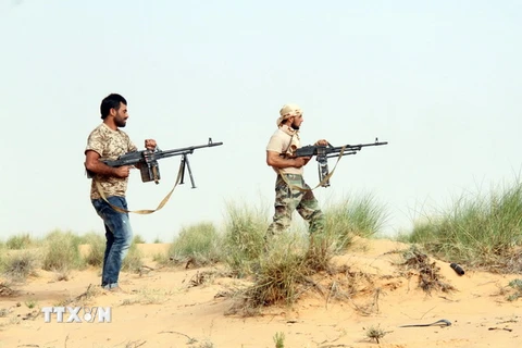 Các tay súng thuộc lực lượng Bình minh Libya giao tranh với binh sỹ Chính phủ tại Sabratha ngày 25/5. (Nguồn: THX/TTXVN)