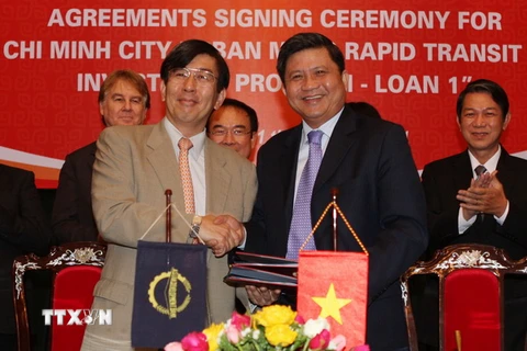 Đại diện ngân hàng Nhà nước Việt Nam và đại diện ADB tại Lễ ký kết các Hiệp định cho khoản vay 1 trị giá 450 triệu USD cho dự án xây dựng tuyến tàu điện ngầm số 2 tại Thành phố Hồ Chí Minh. (Ảnh: Trần Việt/TTXVN)